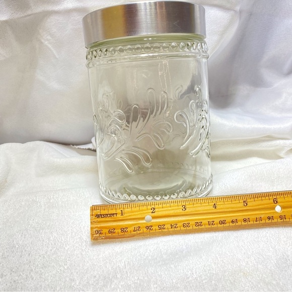 beautiful glass jay with really tight screw on lid - Picture 3 of 5